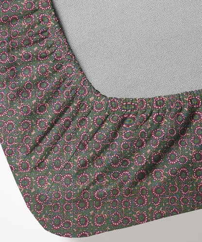 Dark Olive Paisley Elegance  – 130 GSM Cotton Fitted Bedsheet With Pillow Cover