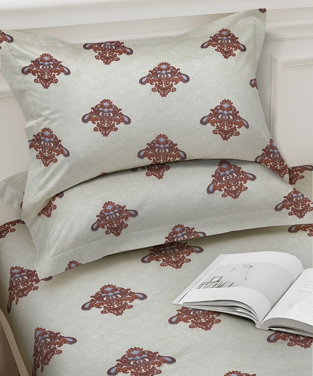 Ivory Royal Charm Bedsheet With Pillow Covers