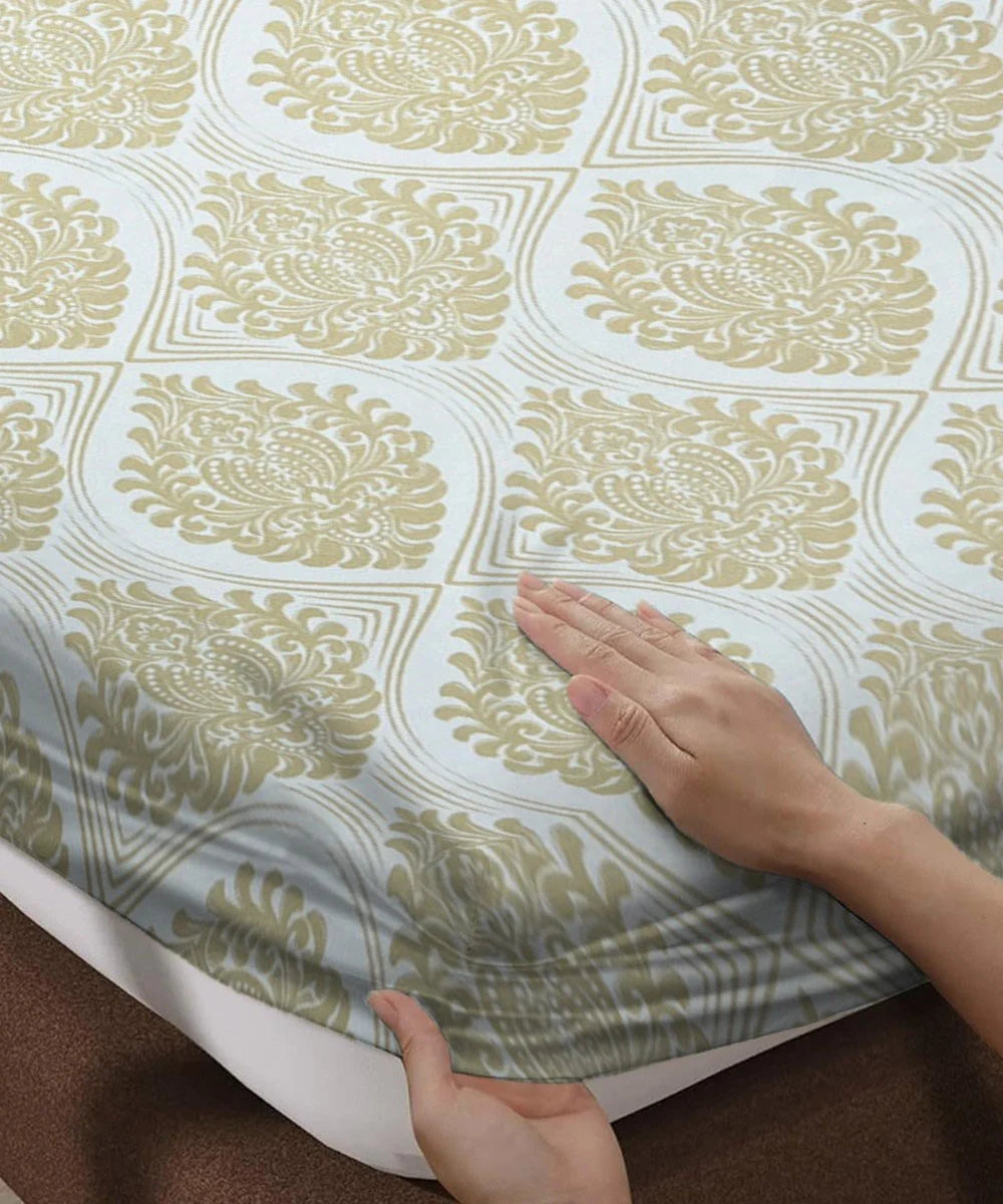 Vintage Crest King Size Bedsheet With 2 Pillow Cover