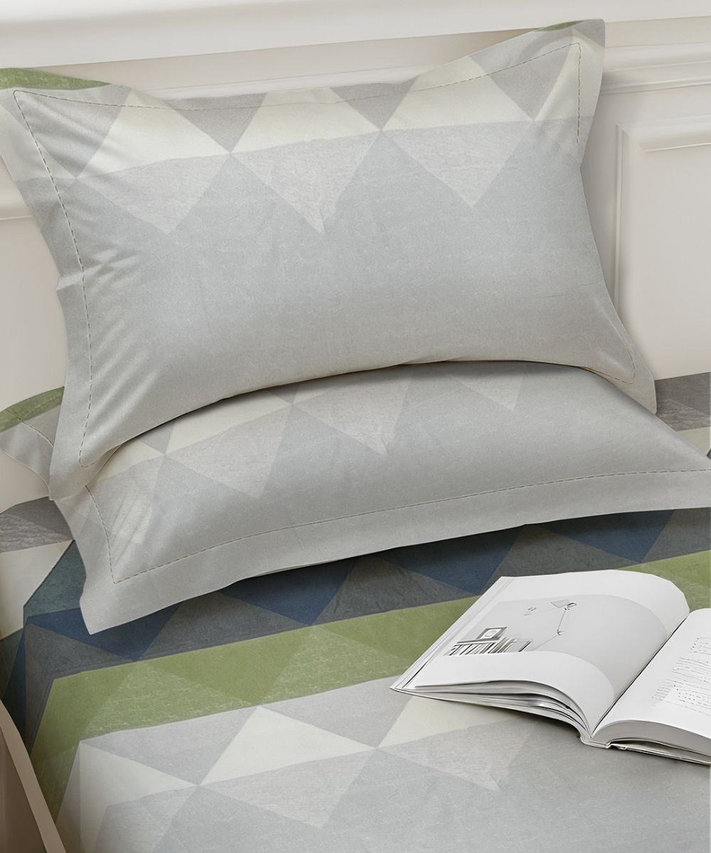 Shades of Multicolour Bedsheet With Pillow Covers