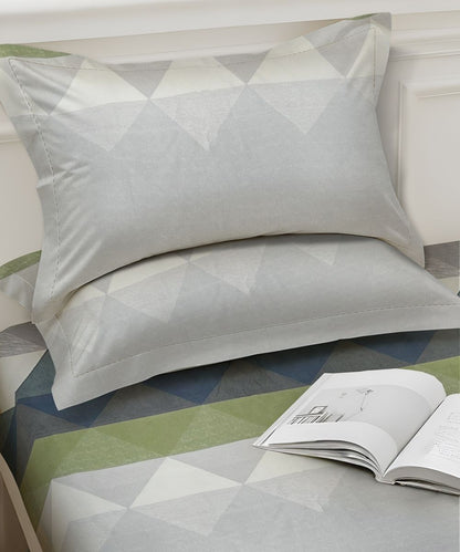 Shades of Multicolour Bedsheet With Pillow Covers