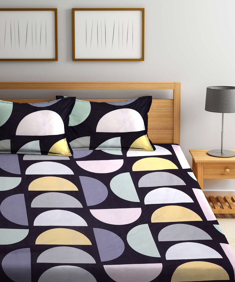 Geometrical Double Bedsheet With 2 Pillow Covers