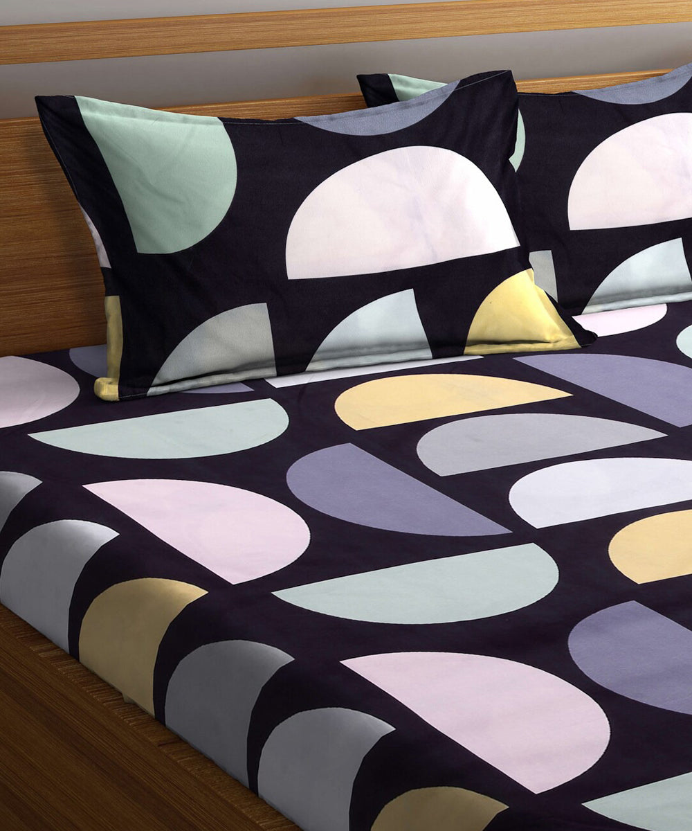 Geometrical Double Bedsheet With 2 Pillow Covers